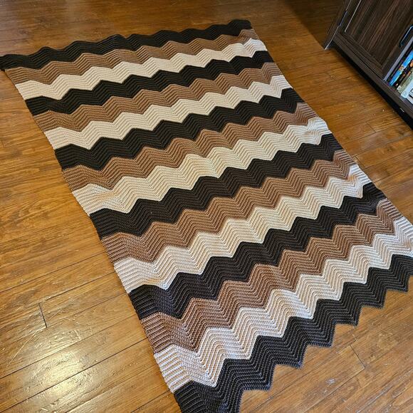 Vintage Handmade Crochet Afghan Blanket Throw Retro Chevron Granny Boho 64x50 - Picture 10 of 10